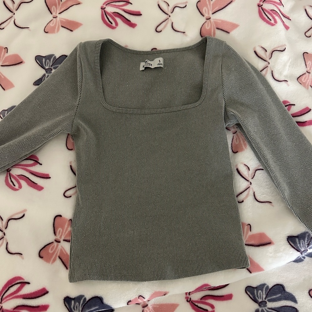 Hollister top